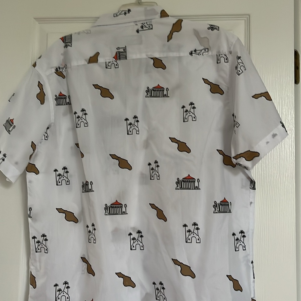 Sharp looking button down collared shirt - Picture 4 of 4